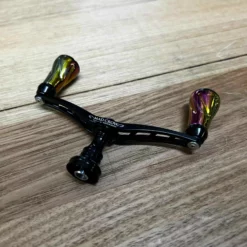 2021 Squid Mania MAD CROW 100 Limited Edition ALL BLACK FF (Aurora Gold) 9 2021 Squid Mania MAD CROW 100 Limited Edition ALL BLACK FF (Aurora Gold) -Fishing Reels Shop MadCrowxSquidManiaxLivreAuroraDoubleHandleFF scaled